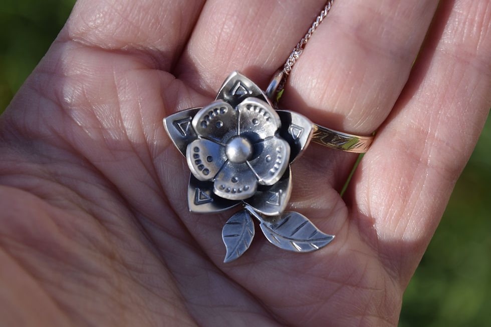 Miniature : Collier petite fleur en argent.