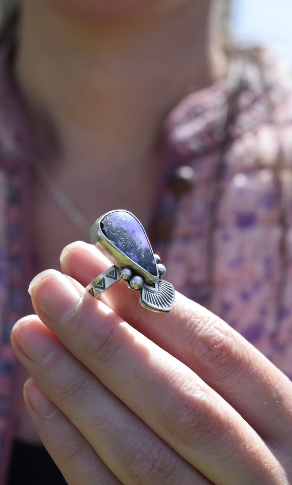 Miniature : Bague en argent et charoïte.