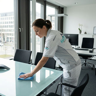 Reinigungskraft bei der Reinigung eines Büros in Koblenz