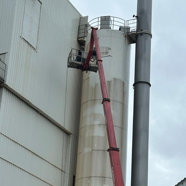 Fassadenreinigung mit Hebebühne bei Eurovia in Koblenz an Industrieanlage und Behälterfläche