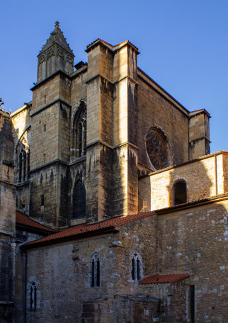 Vista da lateral da Catedral de Oviedo na Travessa de Santa Bárbara - em Oviedo
