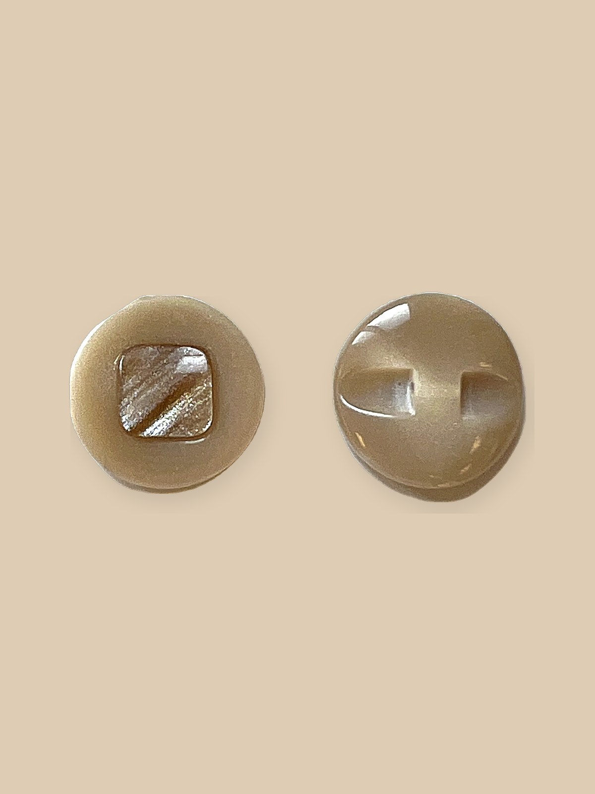 Knapp, Beige med perlemorinnlegg og tunnelhempe, 18 mm, 1 stk