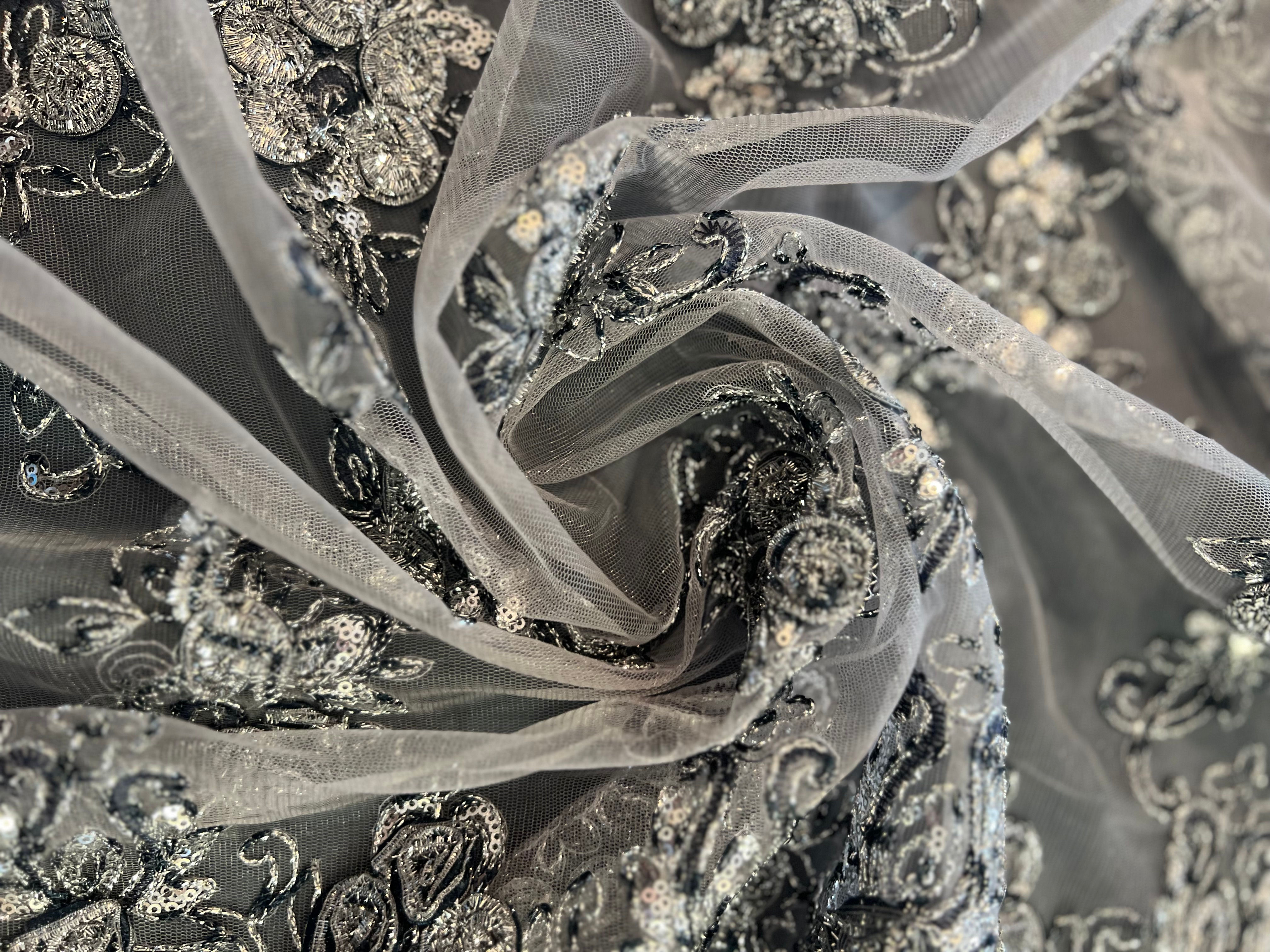 Grå m/Sølvbroderi, Tynt Stoff