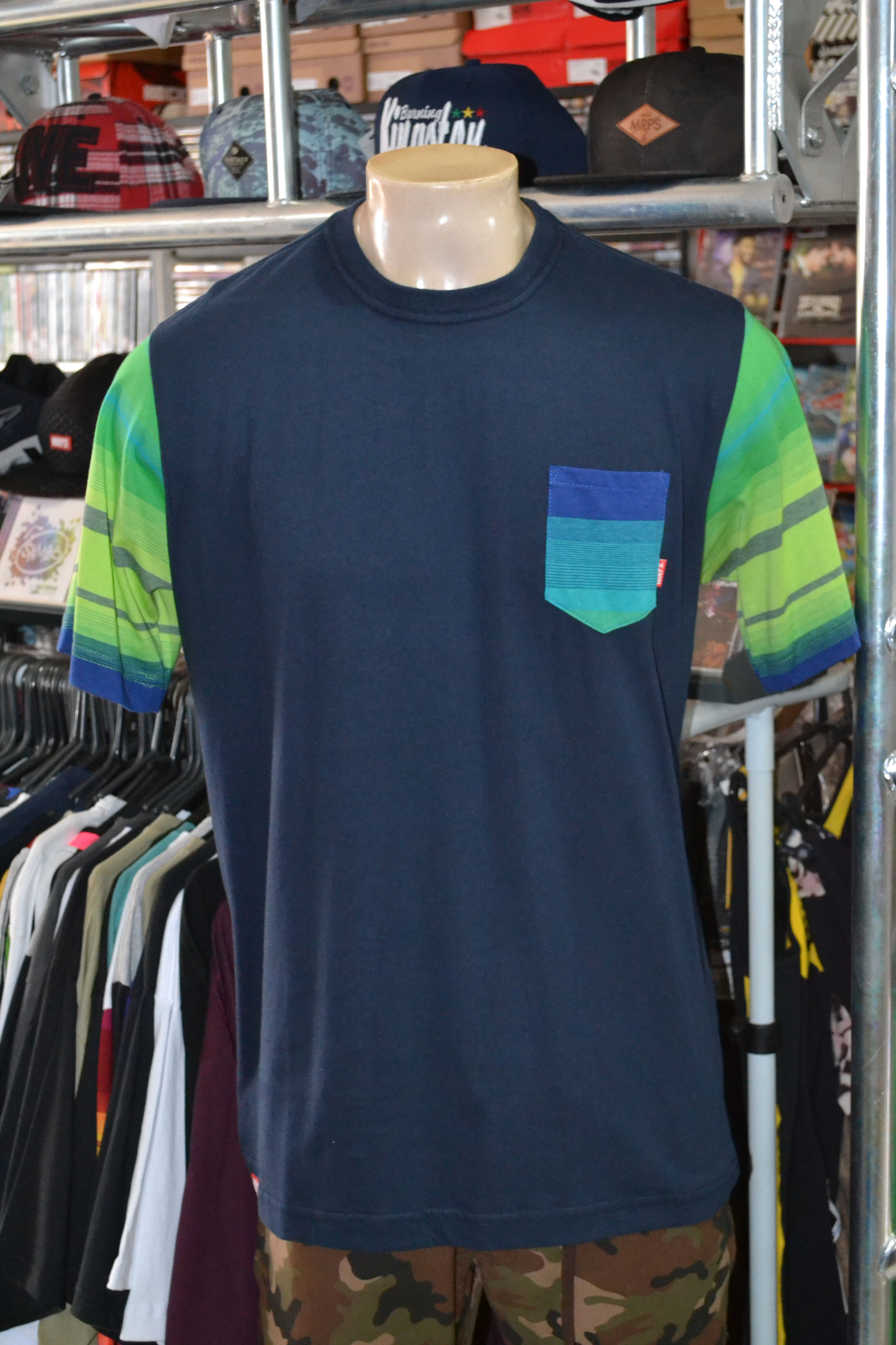 Camiseta Wats Com Bolso