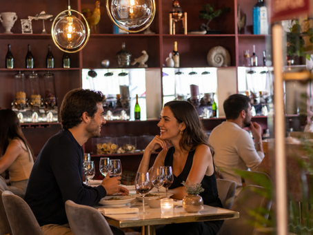 🍷 Por qué las mejores conversaciones siempre terminan alrededor de una buena mesa