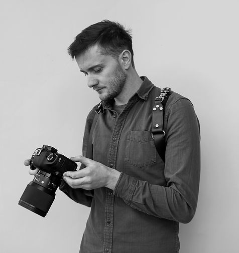 photographer-looking-camera-screen_edite