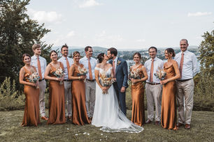 Demoiselles d'honneurs, témoins et mariés avec leurs accessoires de mariage en fleurs séchées durables et sur-mesure