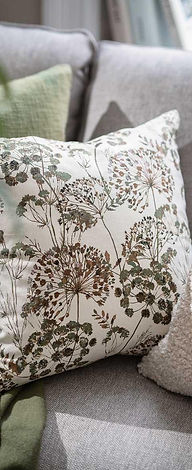 stue-sofa-puter-putetrekk-grønn-blomst-hundekjeks-teddy-interiør-kremmerhuset_DSC2960.jpg