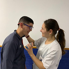 Usuario siendo atendido por una profesional