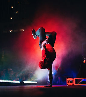Breakdancer die pose uitvoert