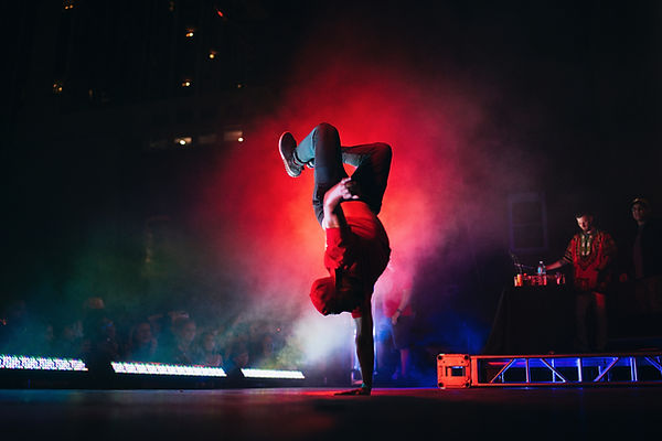 Bailarín de Hip Hop en el escenario