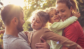 abraço-do-grupo-da-família-pais-novos-10
