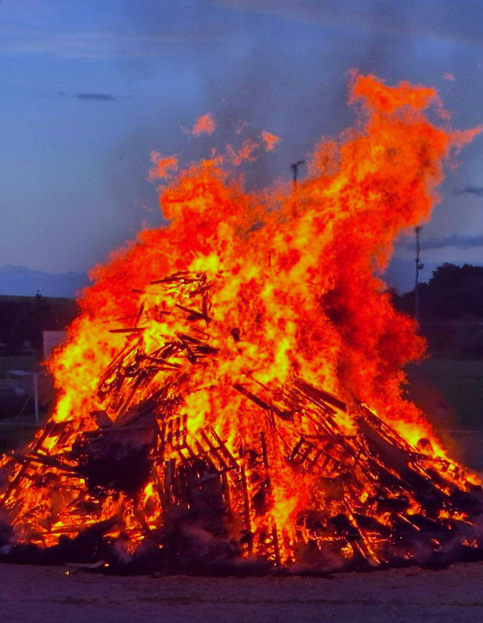 Ein brennender Scheiterhaufen in der Abenddämmerung