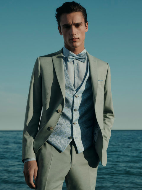 Costume cérémonie de la marque Digel proposé par le magasin de prêt à porter Homme, Vogue à Bernay dans l'Eure.