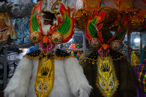 Trajes de jukumaris en una tienda de la calle La Paz, Oruro