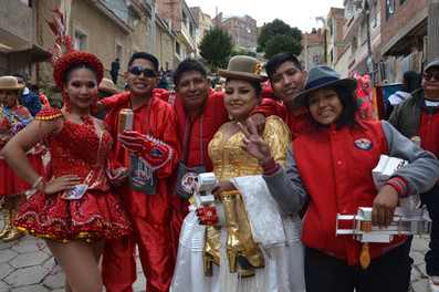 Una fraternidad de diablada tras el esfuerzo en el Carnaval de Oruro 2025