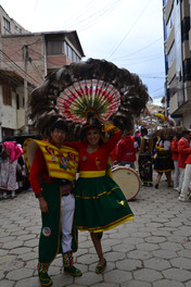 Bonita pareja de bailarines, con la mujer luciendo un amplio tocado hecho con plumas de avestruz