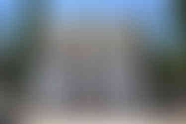 Fachada principal del edificio del Casino de Oficiales de la ESMA, convertido en el Museo Sitio de M