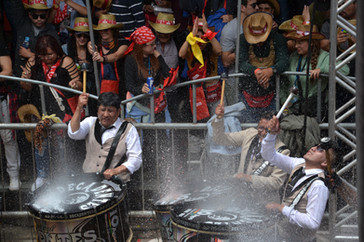 Músicos tocando sus tambores mojados en el Carnaval de Oruro 2025