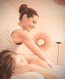 Fanny Henriot massage une femme