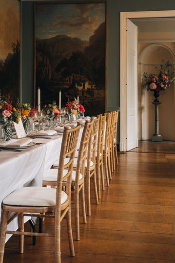 Table de mariage dressée dans un cadre luxueux