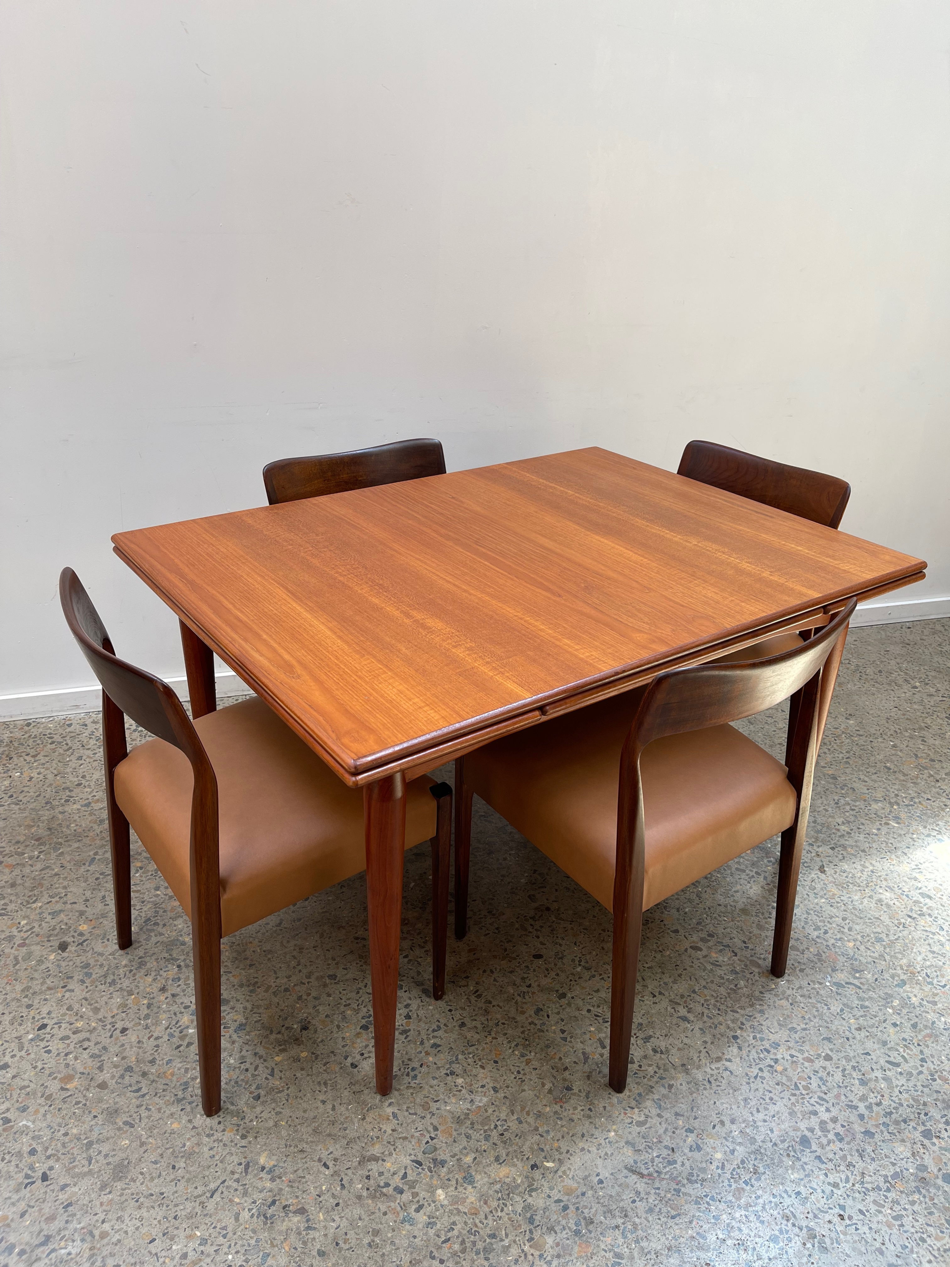 Summertone dining table