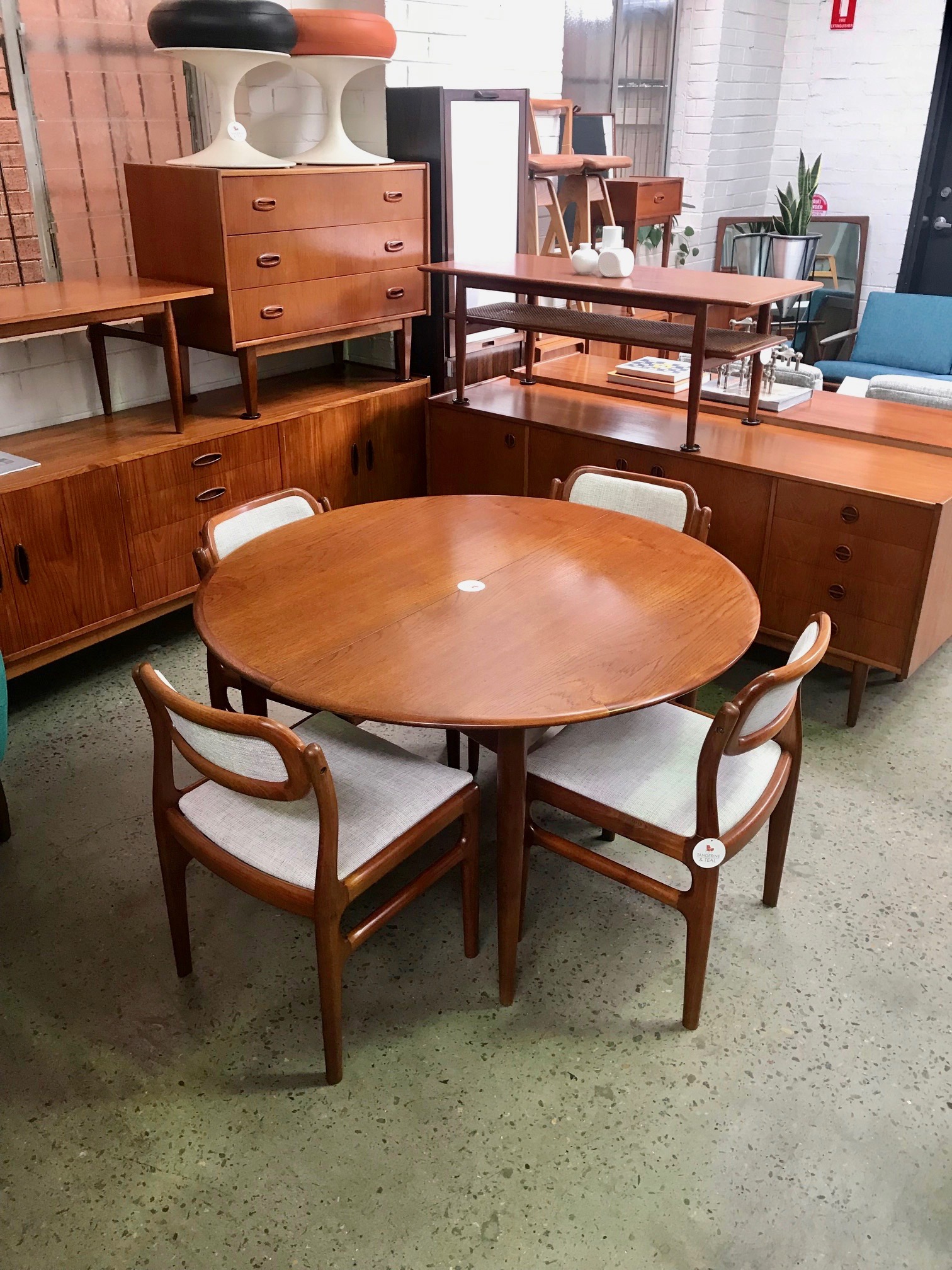Mid Century Modern Furniture Sitepage 3 Brookvale Tangerineandteal Parker Circular Dining Table