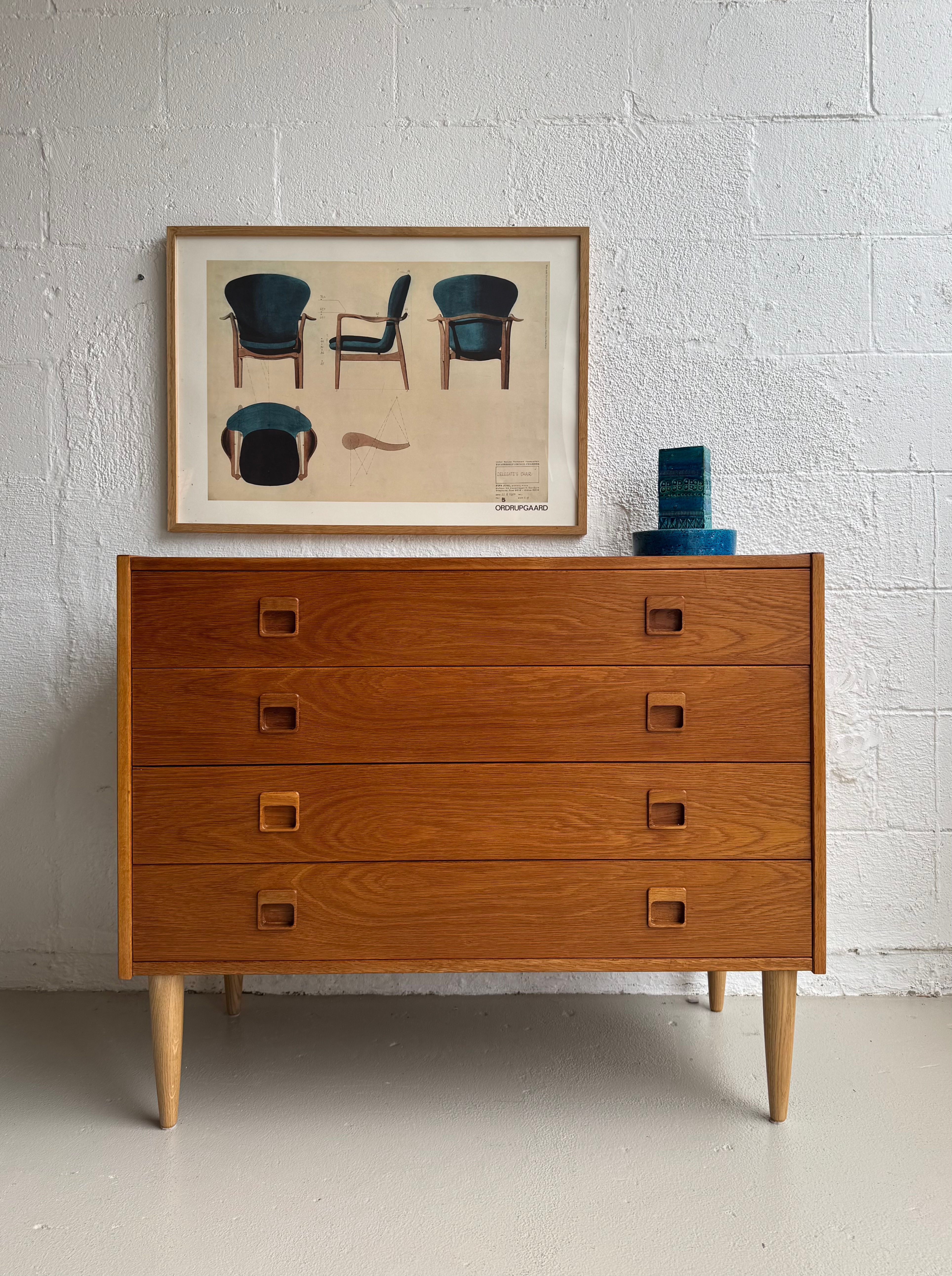 Oak chest of drawers