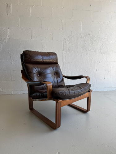 Tessereact Chair Tessa ‘T8’ leather chair | Tangerine & Teal