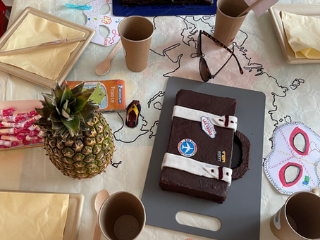 Associez une box anniversaire à une carte personnalisée pour un cadeau complet, à la fois touchant et inoubliable.