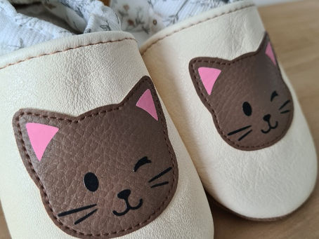 Chaussons en cuir souple : le choix idéal pour bébé, adulte et personne âgée