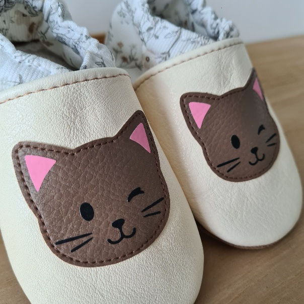 Chaussons en cuir souple : le choix idéal pour bébé, adulte et personne âgée