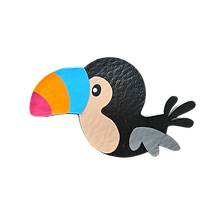 Motif toucan en simili cuir coloré – chaussons tropicaux Fée deMain