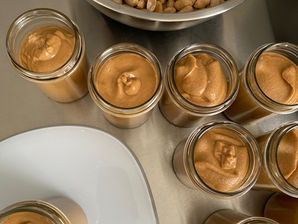 Beurre de cacahuète naturel artisanal dans un pot en verre, texture onctueuse et couleur dorée, produit sain riche en protéines végétales et bonnes graisses.