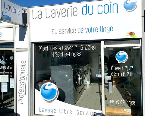 Femme avec appareil photo dans un appartement