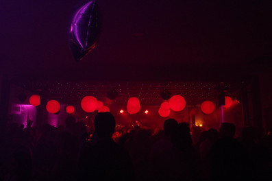 Pista de dança com iluminação vermelha