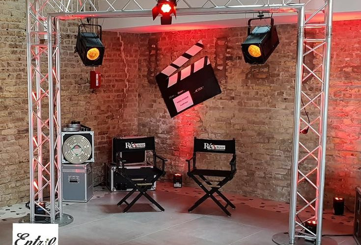 Cenário dirija seu filme com luzes e cadeiras de diretores