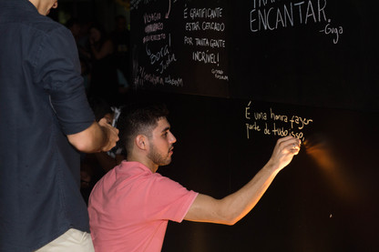 quadro negro com mensagens de fim de ano em evento corporativa criativa no rj