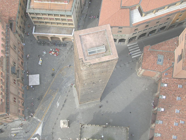 Bologna-Torre_degli_Asinelli-Dscn4723_edited.jpg