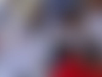 Duas mulheres com jaleco branco do curso de Estética da faculdade Unilago fazem massagem em outra mulher sentada em cadeira, em São José do Rio Preto (SP).