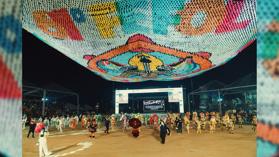 Mosaico aéreo com bandeiras e fitas é estendido sobre a arena do recinto do folclore de Olímpia, em SP.