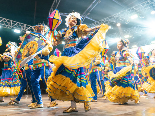 Dançarinos do grupo Babaçu com roupas típicas do folclore brasileiro nas cores azul e amarelo se apresentam em palco do festival Fefol 2025 de Olímpia (SP).