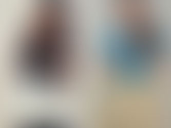 Duas fotos de mulher segurando uma bolsa de crochê branca, ao lado esquerda, e uma bolsa de crochê bege (lado direito), feitas de fios ecológicos.