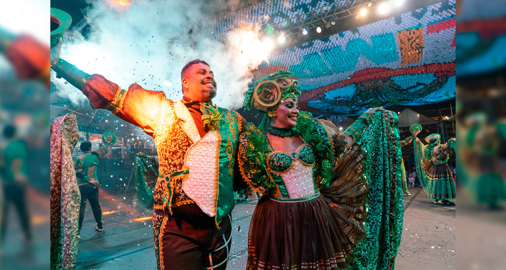 Casal com roupas folclóricas desfila no festival do folclore de Olímpia, em SP