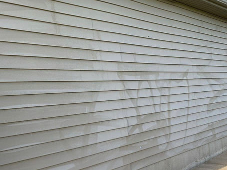 Stripes on vinyl siding due to oxidation and improper house washing
