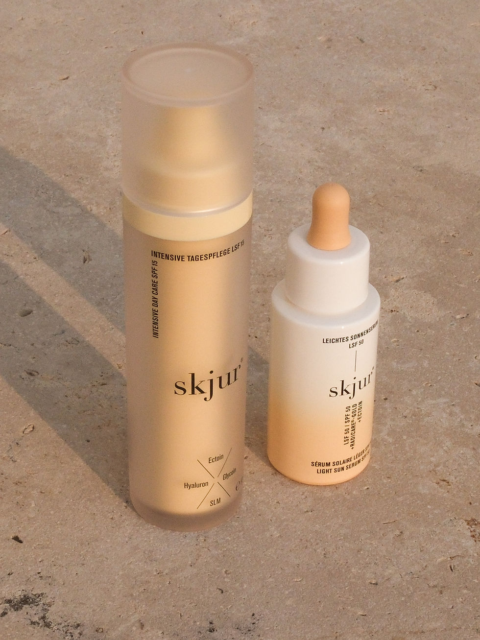 skjur® Intensive Tagespflege LSF 15 und skjur® Leichtes Sonnenschutzserum LSF 50 stehen im warmen Sonnenlicht - natürliche, schützende Gesichtspflege.