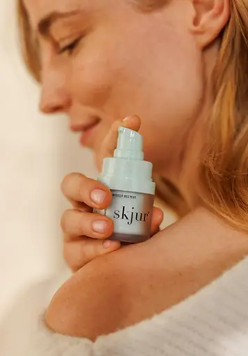 Frau hält skjur® Intensive Augenpflege in der Hand für hydratisierte und gepflegte Aug