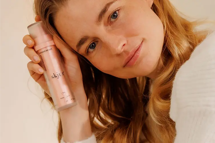 Model mit skjur® intensiver Tagescreme für hydratisierte, gepflegte und strahlende Haut.we