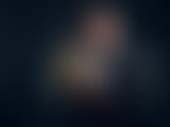 有鬍子男子戴著拳擊手套握拳,展現男性動力與性慾能量