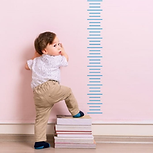 criança com baixa estatura a ser avaliada pelo geneticista